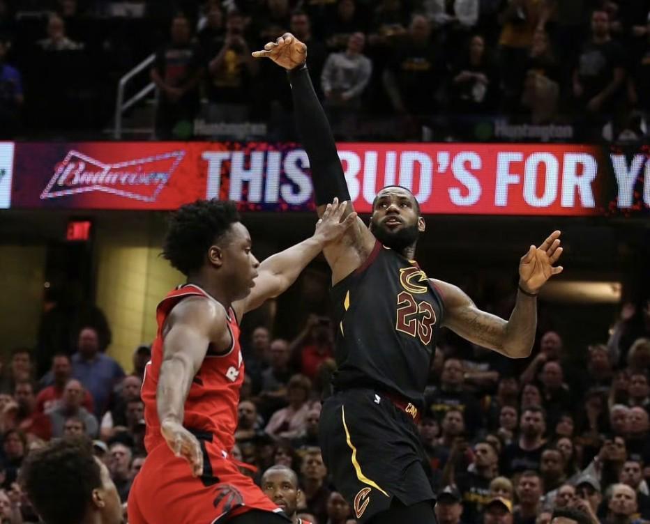 会官方网站-记者：联盟内部人士普遍认为，詹姆斯下赛季最有可能去骑士